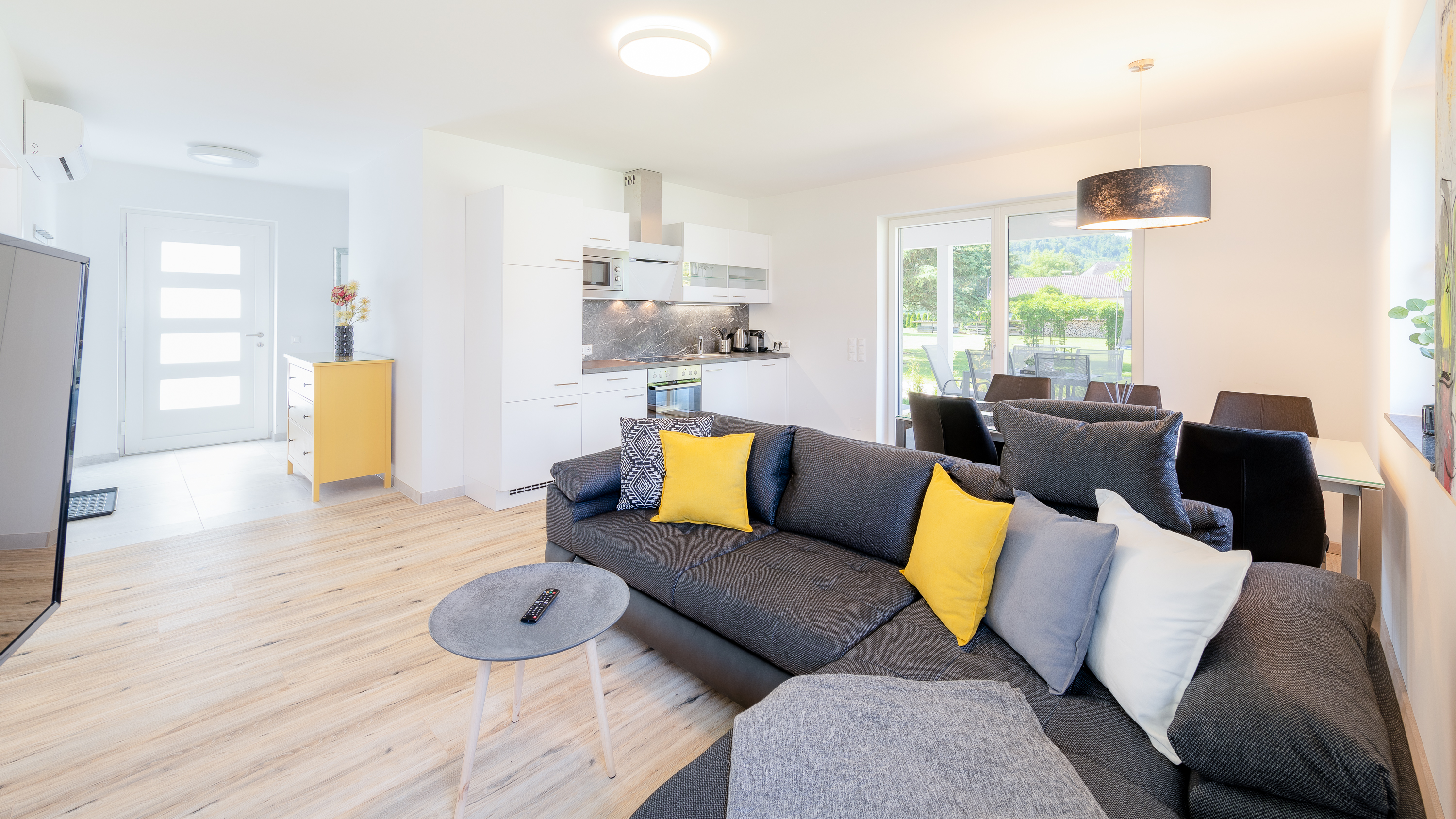 Wohnbereich mit Terrassen-Zugang und Ausblick in den Garten