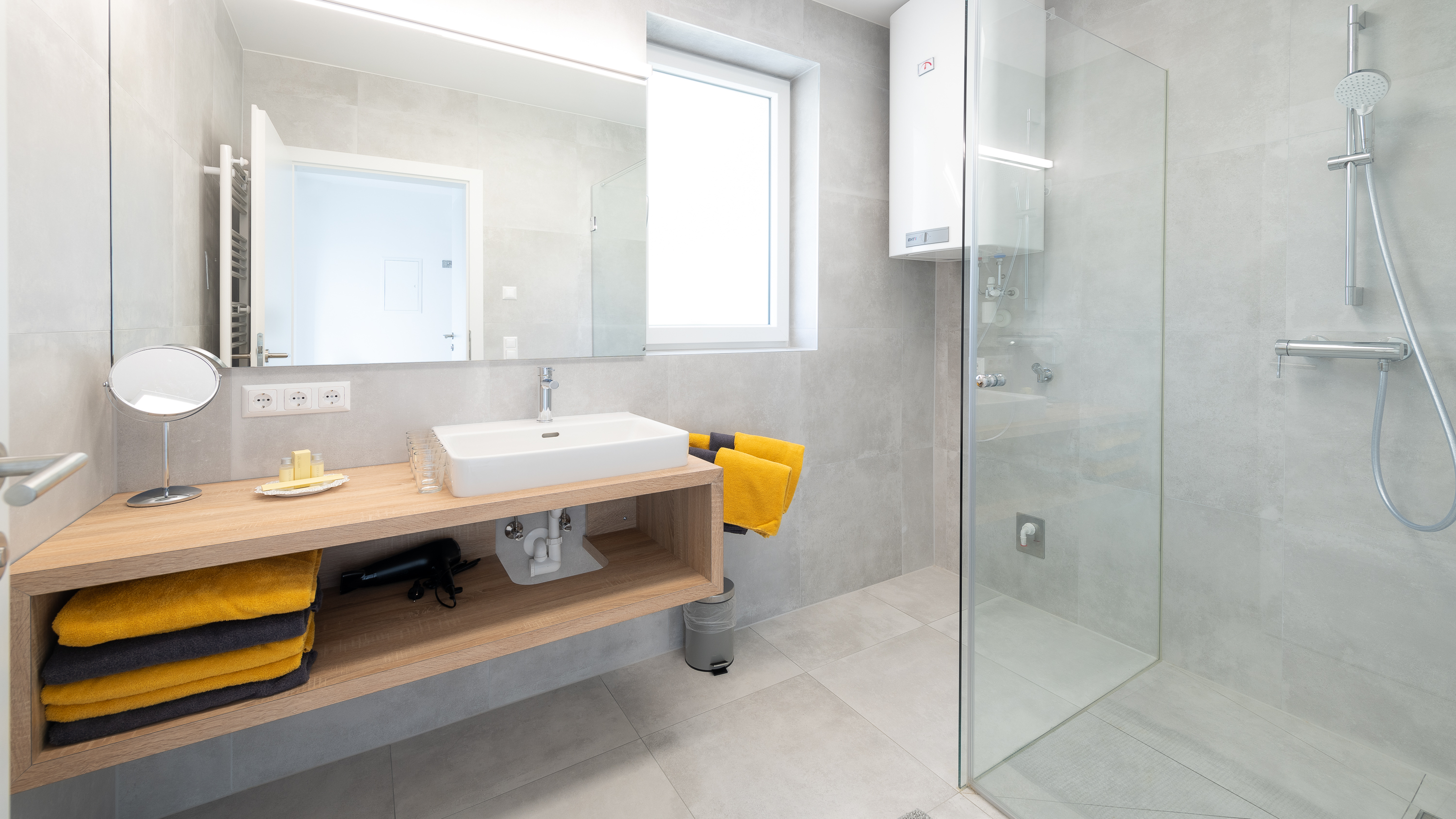 Modernes Badezimmer mit Walk-in-Dusche im Ferienhaus Klopeiner See