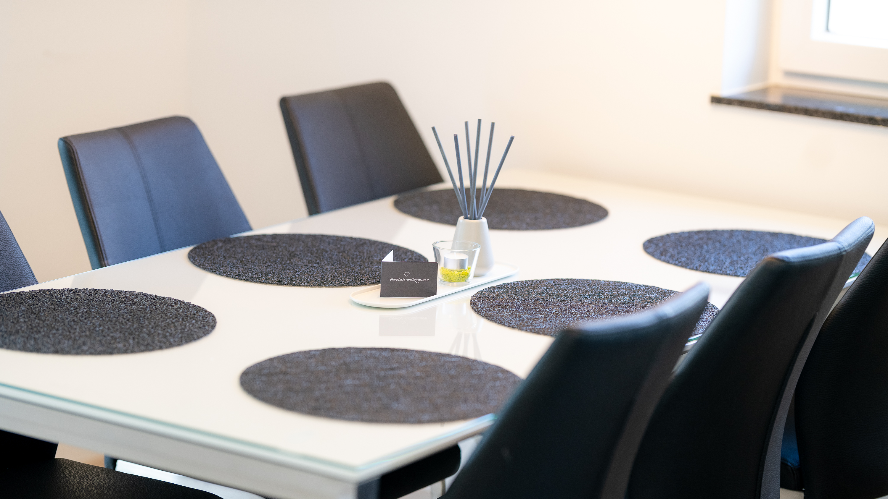 Doppelbett mit gelber Akzentbettwäsche – Schlafzimmer Ferienhaus Klopeiner See