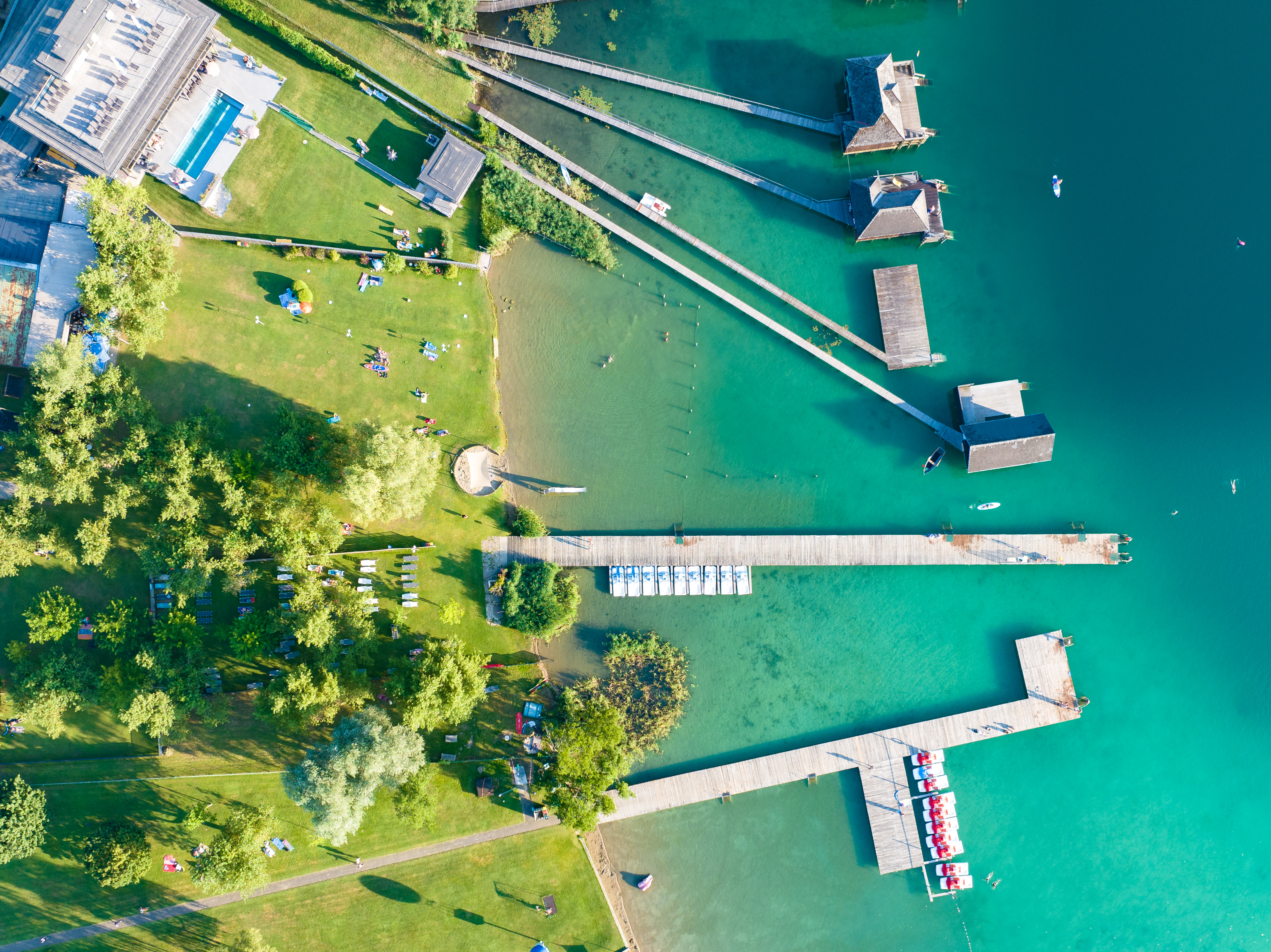 Ferienhaus am Klopeiner See – Außenansicht mit großzügigem Grünbereich